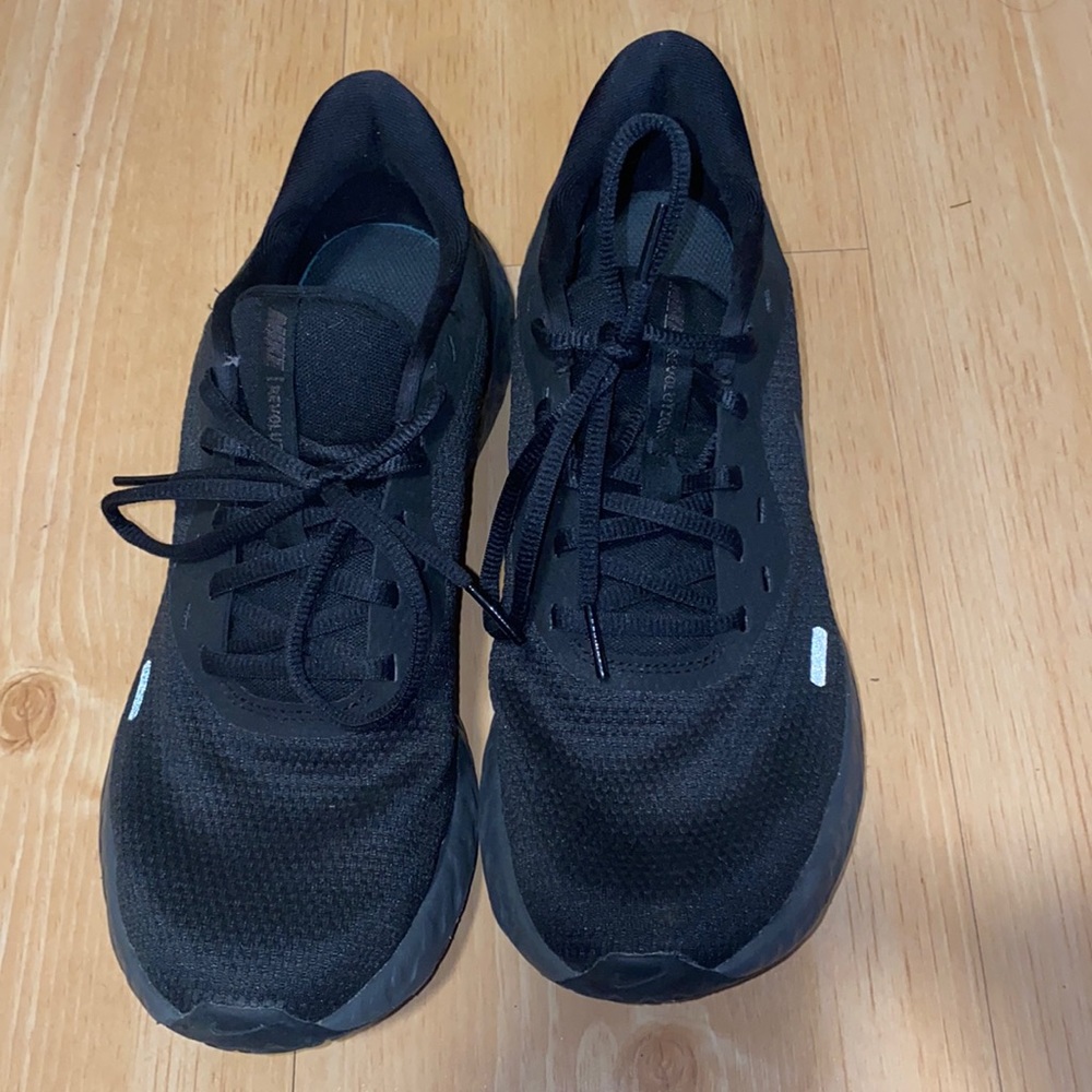 Nikes Revolution 5 Running Sneaker